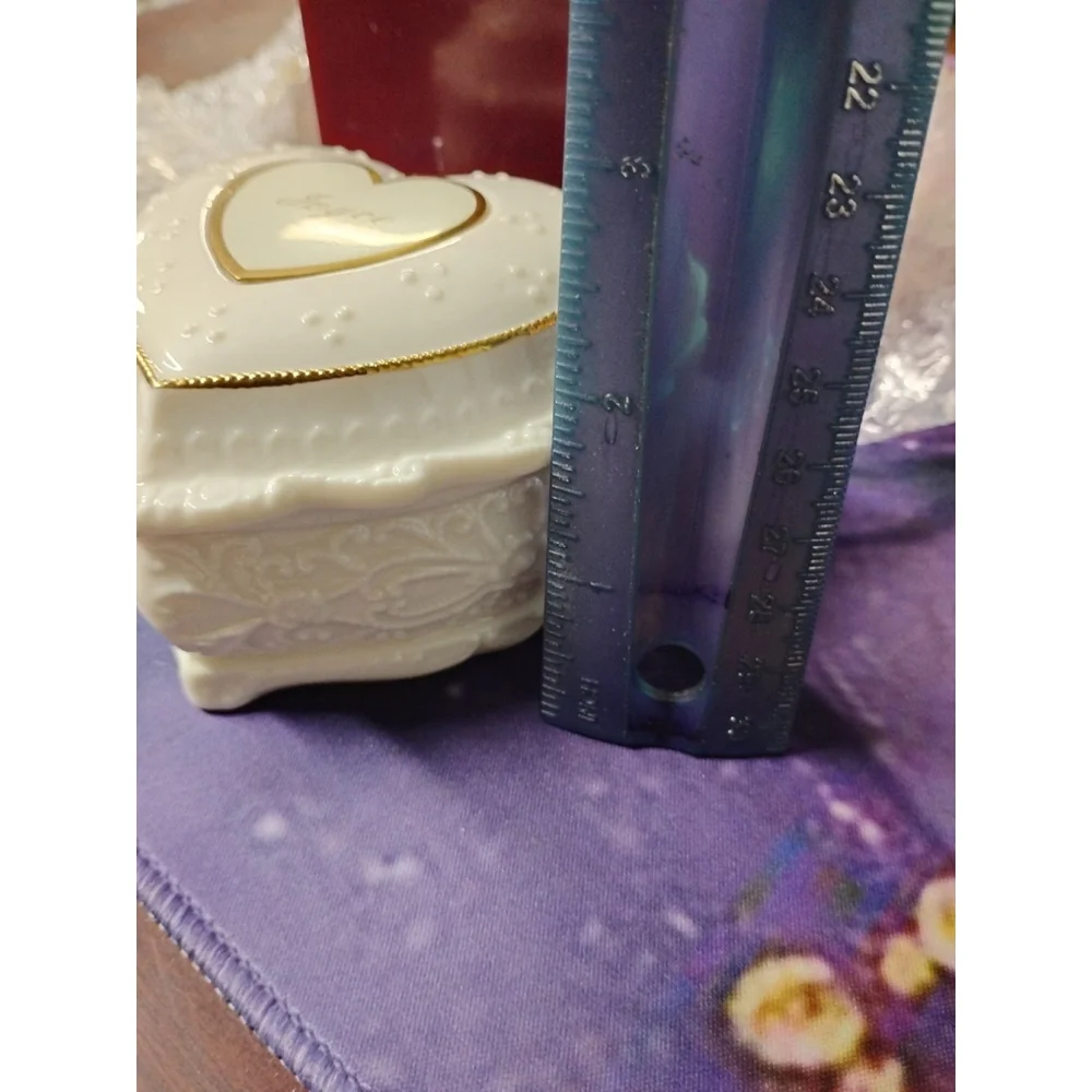 Ivory‎ Ceramic Gold Trim Covered Heart Shaped Trinket Jewelry Music Box 